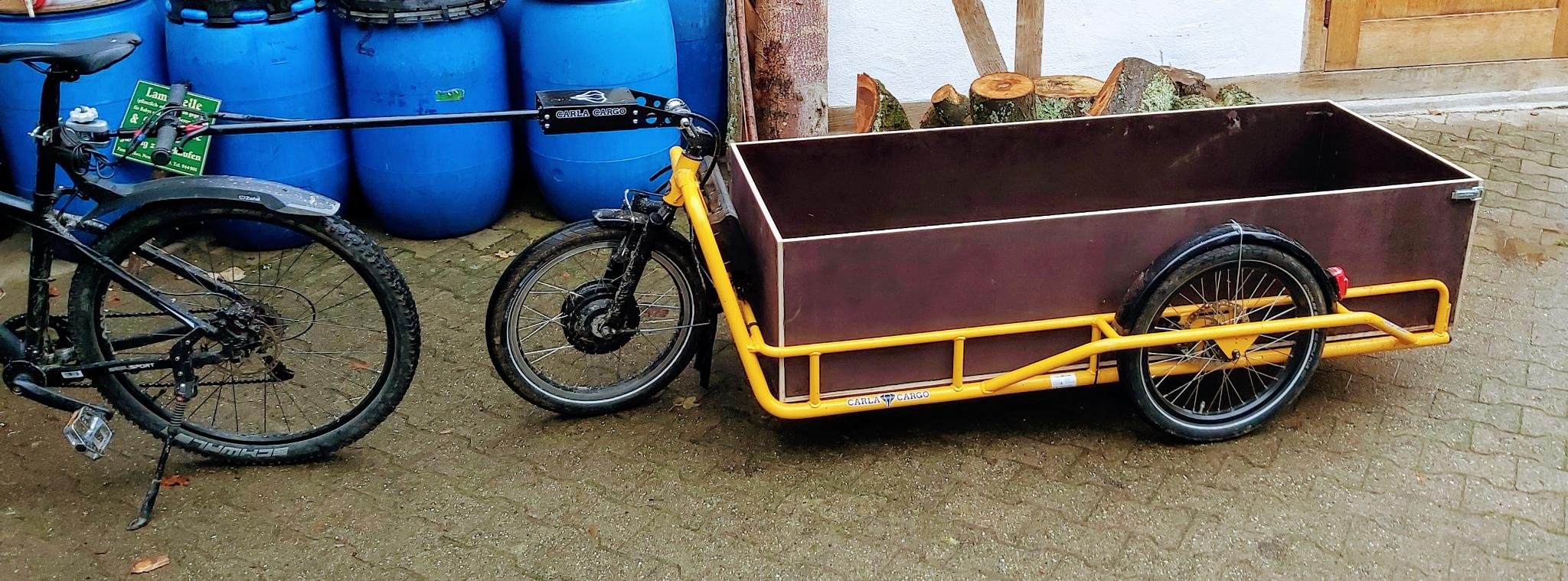 Lastenanhänger mit offener Holzkiste